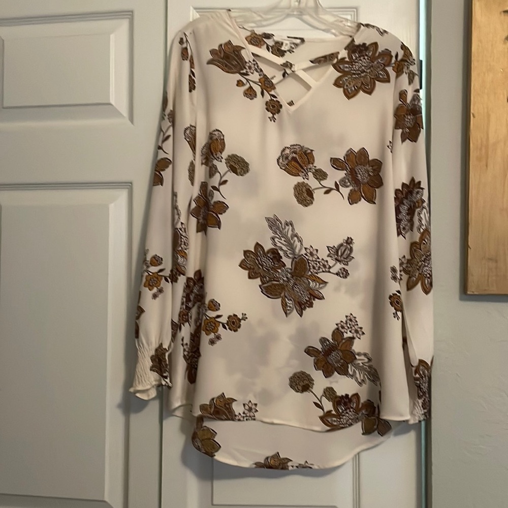 Business casual long sleeve from Maurice’s. Worn twice. Very good condition